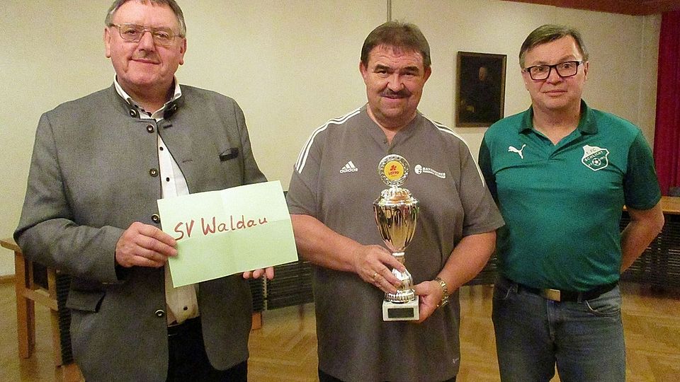 Auslosung im Rathaus Vilseck mit (von links) 1. Bürgermeister Hans-Martin Schertl, Kreisspielleiter Albert Kellner und Stefan Weiß, Vorstand von Ausrichter 1.FC Schlicht.