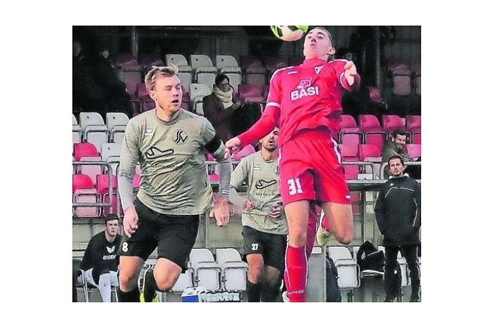 Nimmt den Ball gekonnt mit der Brust an: Yannick Leersmacher (r.), Mittelfeldspieler des FC Wegberg-Beeck. Foto: Royal
