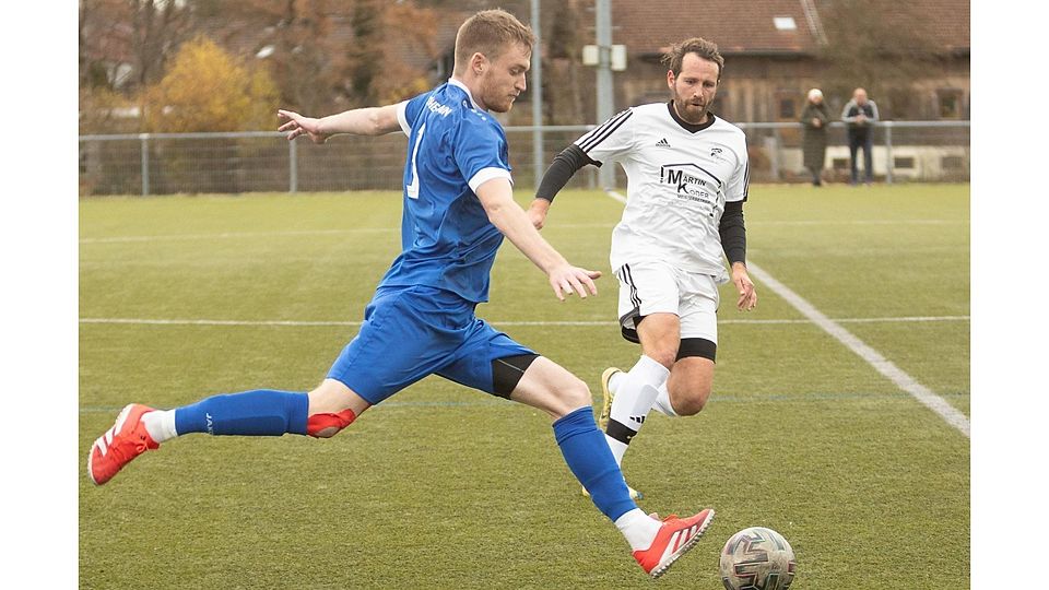 Höhenrain,16.11.2025, Fußball FSV Höhenrain-Erling,Nr.3(blau), Nr.7(Erling)