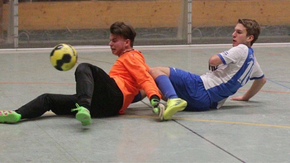 Vorbild: Lukas Leineweber (rechts) hängte sich vor einem Jahr voll rein, als er mit der A-Jugend auf den FJFV Donnersberg traf. Gleiches erwartet er Sonntag von seinen Jungs.	Archivfoto: pa/Schmitz