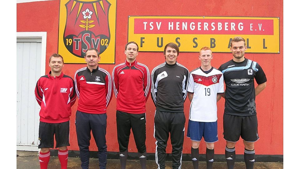 Abteilungsleiter Egon Dullinger (links) mit Coach Martin Sauer und den Neuzugängen Herbert Lischewski, Stefan Frank, Mario Mader und Ben Laubscher.