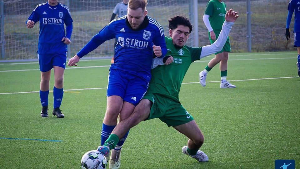 In dieser Szene erobert Rezan Demiroglu (grünes Trikot) fair den Ball gegen den Waldböckelheimer Leon Bott.
