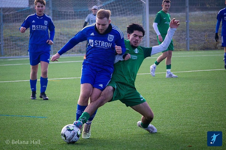 In dieser Szene erobert Rezan Demiroglu (grünes Trikot) fair den Ball gegen den Waldböckelheimer Leon Bott.