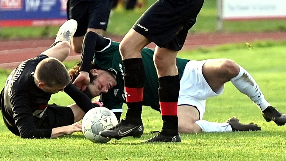 Severin Blochum (rechts) und der FC Horgau wollen sich im letzten Heimspiel des Jahres gegen den FC Affing nicht unterkriegen lassen.