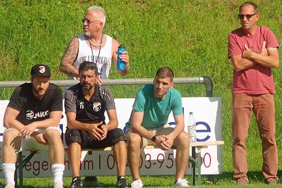 Ein Bild aus dem Heimspiel des FC Tegernheim (hier gegen Bad Kötzting), das bald der Vergangenheit angehört: Die sportlichen Leiter Peter Bauer (rechts, stehend) und Thomas Schweiger (2. v. r.) mit dem Trainergespann Andreas Meyer (links) und Thomas Semmelmann.