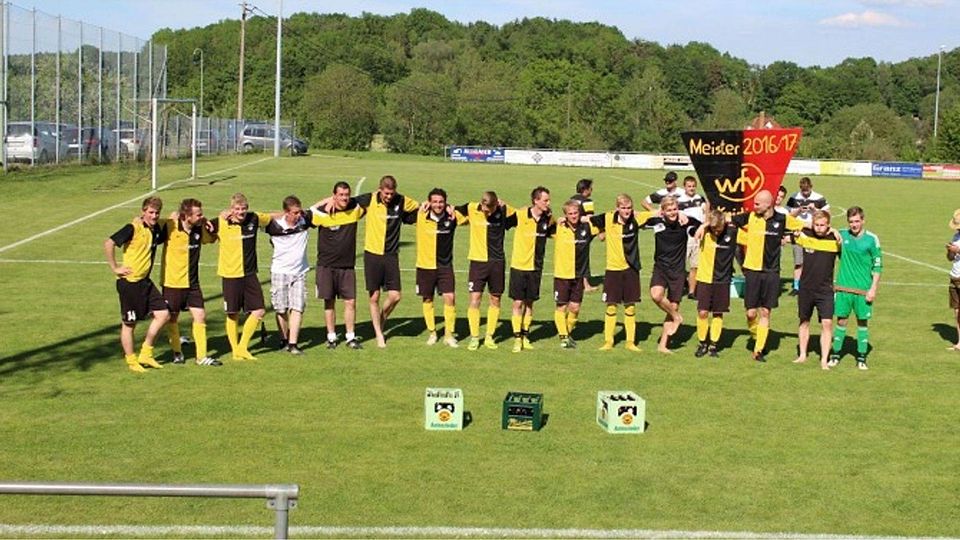 Mit einem selbstgebastelten, übergroßen Meisterwimpel feierten die Fußballer des SV Beuren die Meisterschaft in der Kreisliga A/Iller und den Aufstieg in die Bezirksliga. Foto: Daniel Schaffer/SV Beuren.