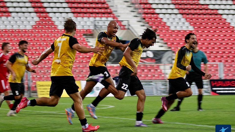 Noah Tomson (22) erzielt einen lupenreinen Hattrick. 