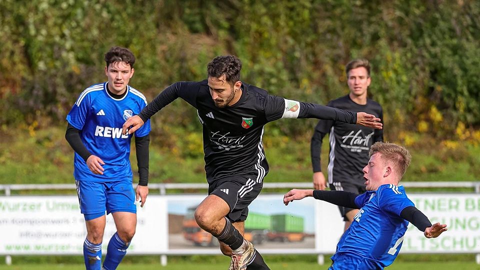 Das Bein ganz lang macht Eittings Sebastian Gruber im Zweikampf mit Wartenbergs Kapitän Maximilian Härtl.