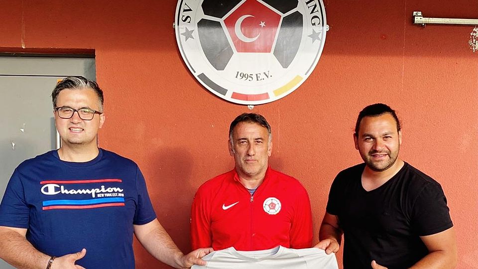 Von links nach rechts: Teammanager Yusuf Gülen, Mustafa Demür, Abteilungsleiter Onur Örs