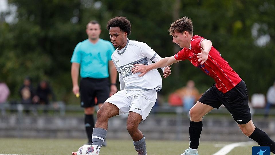 Bryan Evina (weißes Trikot) ist (wieder) fester Bestandteil der Zweiten des VfB Unterliederbach, fällt momentan aber verletzt aus.