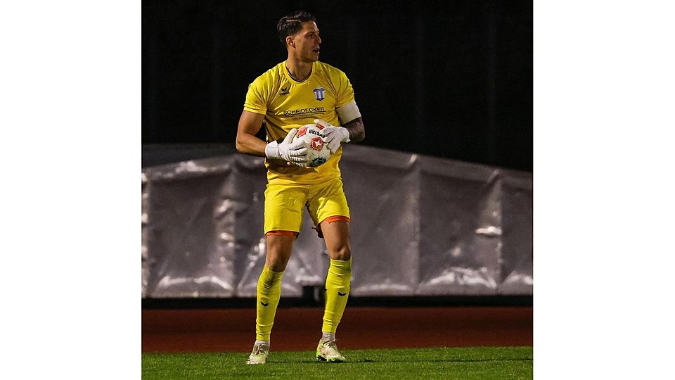 Drei Punkte festhalten: Torhüter Pascal Jakob gastiert mit dem FC Aschheim in Bruckmühl beim Team vom Mike Probst.