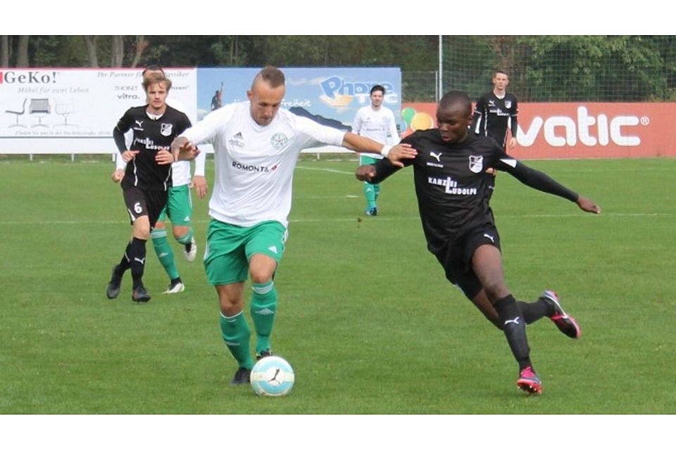 Pawel Kudyba (in grün-weiß) traf im Hinspiel gegen Ammendorf zum 1:1-Endstand.      F: Hermann
