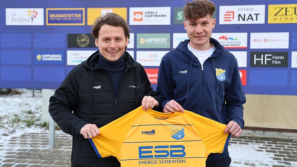 Pipinsrieds Sportlicher Leiter Johannes Müller (li.) mit Neuzugang Dustin Kothmair