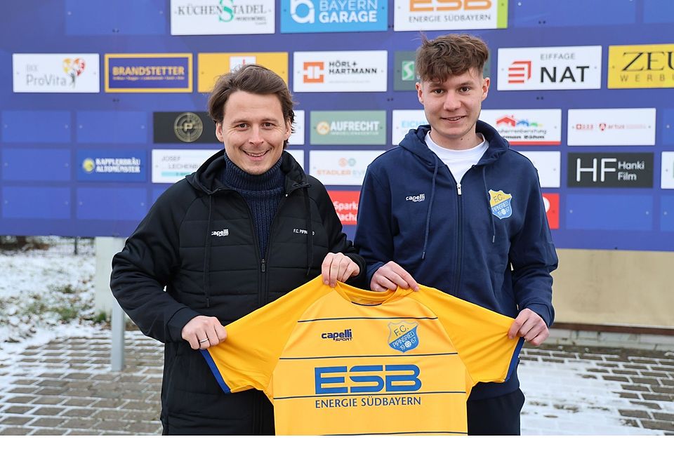 Pipinsrieds Sportlicher Leiter Johannes Müller (li.) mit Neuzugang Dustin Kothmair