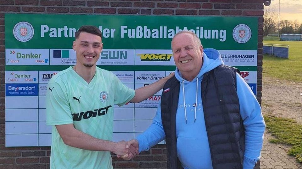 Pascal Polonski und Fußballobmann Volker Bernaschek.