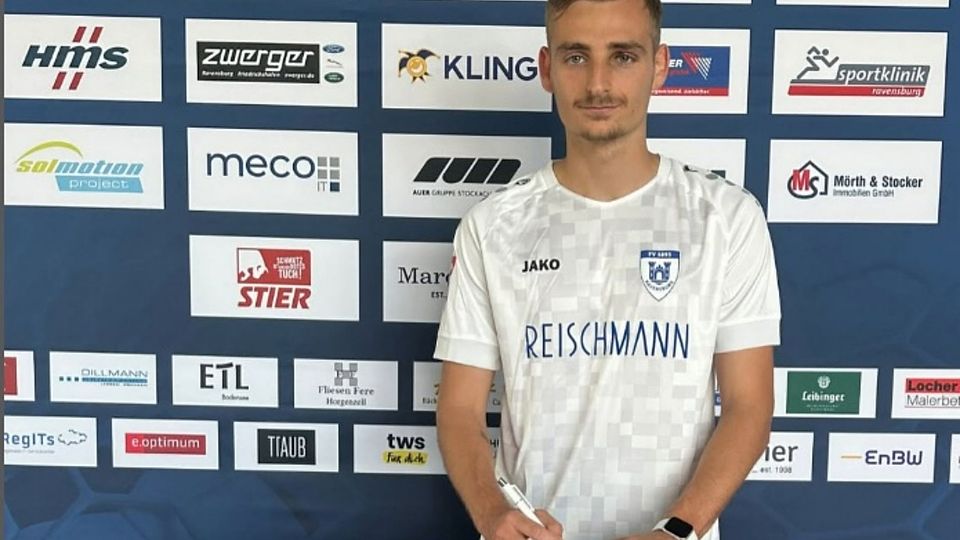 Maximilian Bachmann bei der Vertragsunterschrift