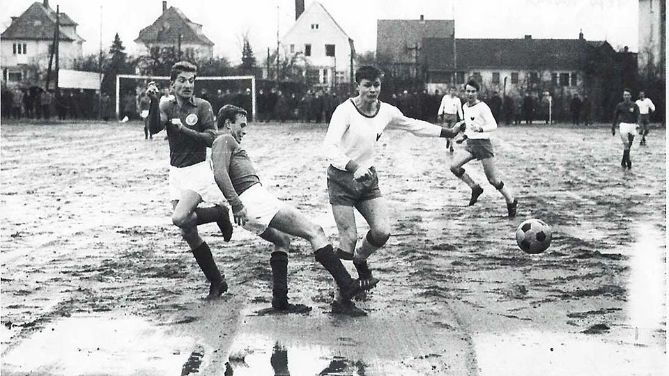 Im April 1966 gastierte Phönix Lübeck mit dem späteren Nationalspieler Peter Nogly bei Holsteins Amateuren auf dem Fögeplatz. Blickrichtung Projensdorfer Straße, das Stadion ist nicht mehr im Bild, liegt aber rechts. Links stehend Holsteins Peter Kardel.