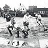 Im April 1966 gastierte Phönix Lübeck mit dem späteren Nationalspieler Peter Nogly bei Holsteins Amateuren auf dem Fögeplatz. Blickrichtung Projensdorfer Straße, das Stadion ist nicht mehr im Bild, liegt aber rechts. Links stehend Holsteins Peter Kardel.