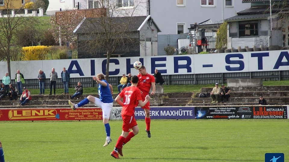 Mit dem 2:0 gegen den TSV Königstein (in Rot) stoppte der TuS Rosenberg (in Blau-Weiß) den Negativtrend nach der Winterpause.