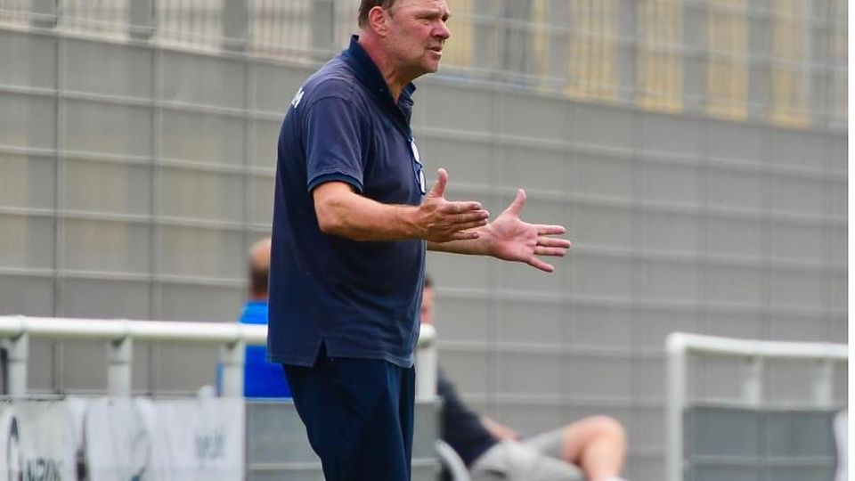 Feierte mit seinem Team den zweiten Saisonsieg: Fred Bak, Trainer des VfB GInsheim II. 	