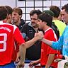 Christian Wloch (r.) und die Rotblauen (in der Mitte Thomas Strohmeier) haben gegen den SSV Jahn ein denkwürdiges Spiel abgeliefert. Foto: Sigrid Gollek-Riedl