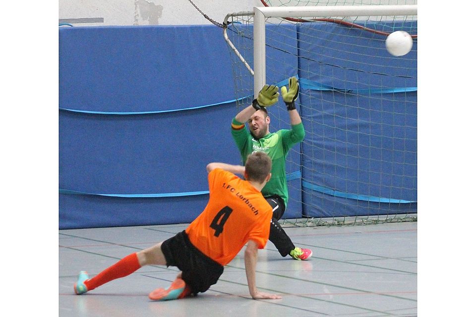 Der FC Lorbach spielt zweimal ?zu Null?, unterliegt aber Wolferborn/Michelau/Bindsachsen (Spielszene) mit 1:4. Foto: su Der FC Lorbach spielt zweimal ?zu Null?, unterliegt aber Wolferborn/Michelau/Bindsachsen (Spielszene) mit 1:4. Foto: su