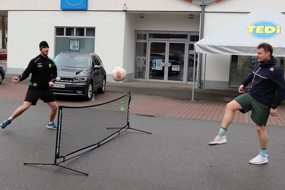Georg Kaiser (links) und Clemens Bierbaum (rechts) ließen den Ball übers Netz fliegen.
