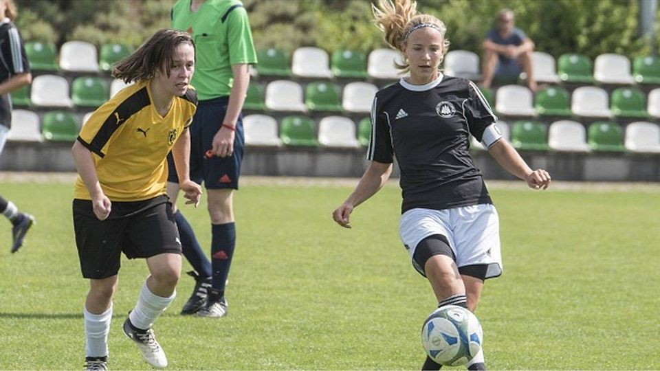 Alles locker im Griff: Neurieds Kapitänin Franziska Schürle (r.) erzielte das 2:0. Foto: F. Rauscher