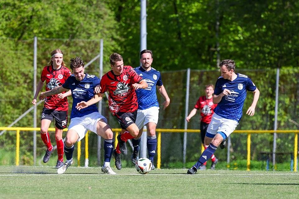 Gianluca De Rinaldis von der SG Orlen wird im Topspiel gegen den TSV Bleidenstadt zum Wegbereiter des von seinem Bruder Fabio erzielten Siegtors.	Foto: Jörg Halisch