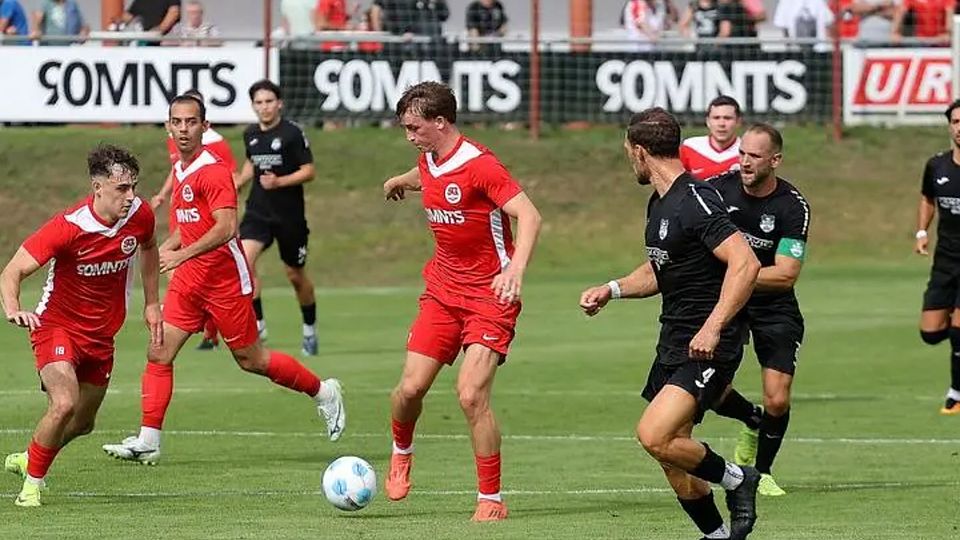 Ein Hüffelsheimer Trio, das für Spektakel in der Verbandsliga sorgte: Tim Reidenbach, Mostafa El Haiwan und Simon Scherer (rote trikots, von links) - hier im Auftaktspiel gegen die Tus Marienborn.