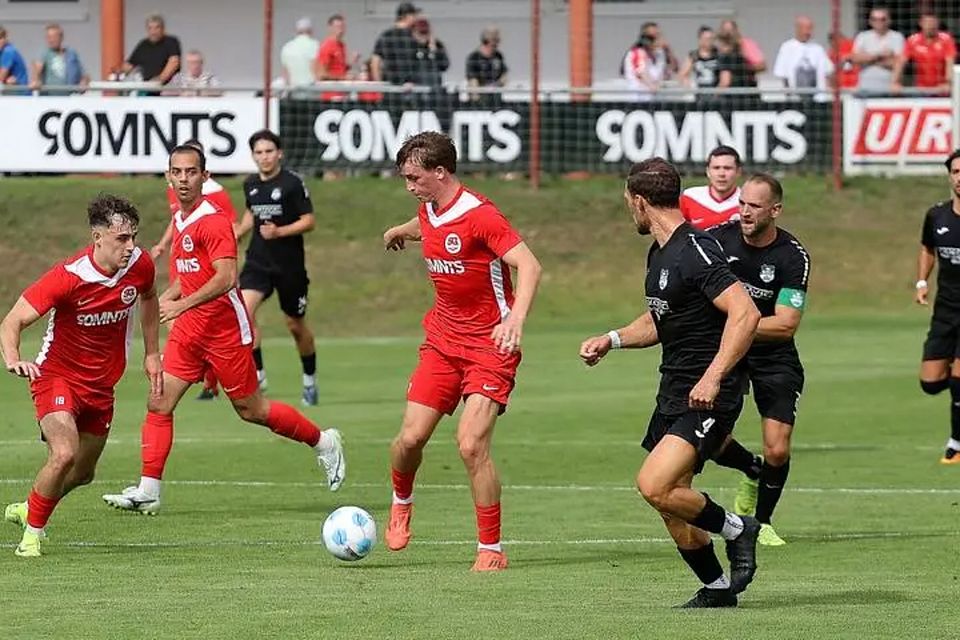 Ein Hüffelsheimer Trio, das für Spektakel in der Verbandsliga sorgte: Tim Reidenbach, Mostafa El Haiwan und Simon Scherer (rote trikots, von links) - hier im Auftaktspiel gegen die Tus Marienborn.