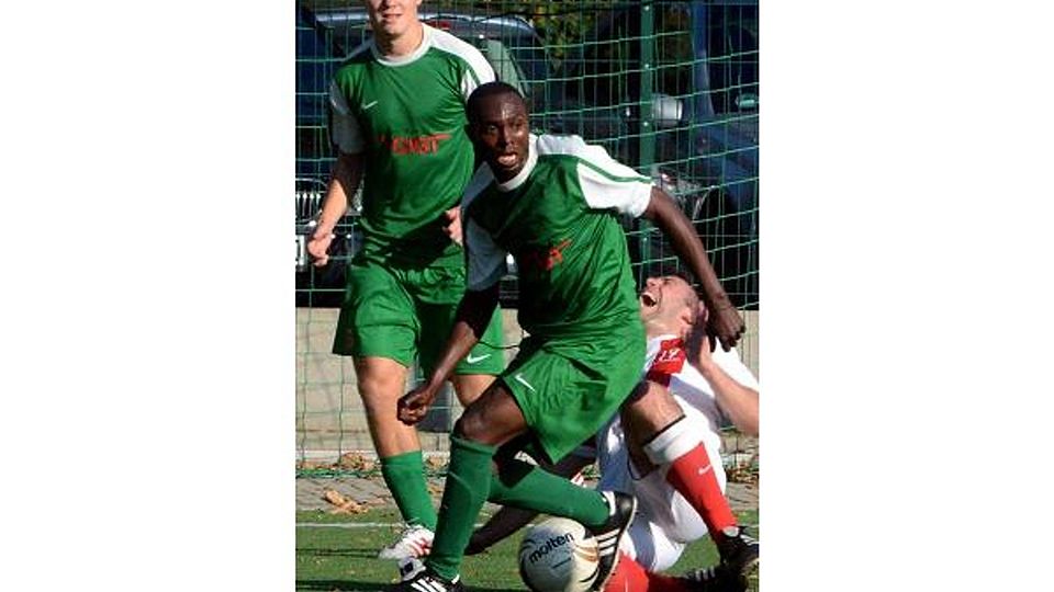 Umkämpftes Derby: Hier setzt sich Mertens zweifacher Torschütze Rolf-Christel Guié-Mien gegen Julian Hilberath durch.  Foto: Horst Müller