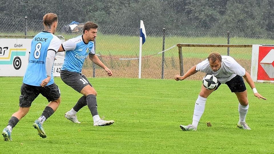 Florian Roggermeier vom SC Oberweikertshofen (weißes Trikot) im Spiel gegen den SV Cosmos Aystetten.