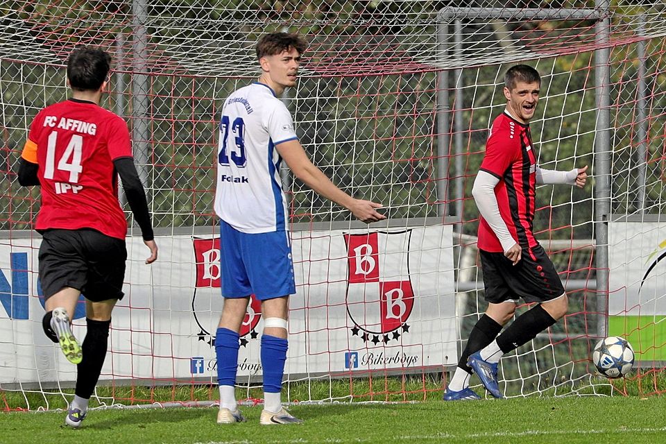 Gleich dreimal traf Affings Torjäger Stefan Simonovic (rechts) beim 6:1-Heimsieg über den SC Griesbeckerzell. Mit 15 Treffern führt er die Torschützenliste der Kreisliga Ost souverän an. Gleich dreimal traf Affings Torjäger Stefan Simonovic (rechts) beim 6:1-Heimsieg über den SC Griesbeckerzell. Mit 15 Treffern führt er die Torschützenliste der Kreisliga Ost souverän an.