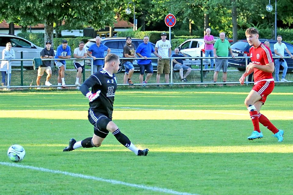 Der zweite Heimsieg ist geschafft: Der SV Bad Heilbrunn um Max Lechner (re., hier beim 3:0) hat gestern Abend einen erstaunlich schwachen FC Penzberg mit 3:1 abgefertigt und steht an der Tabellenspitze.