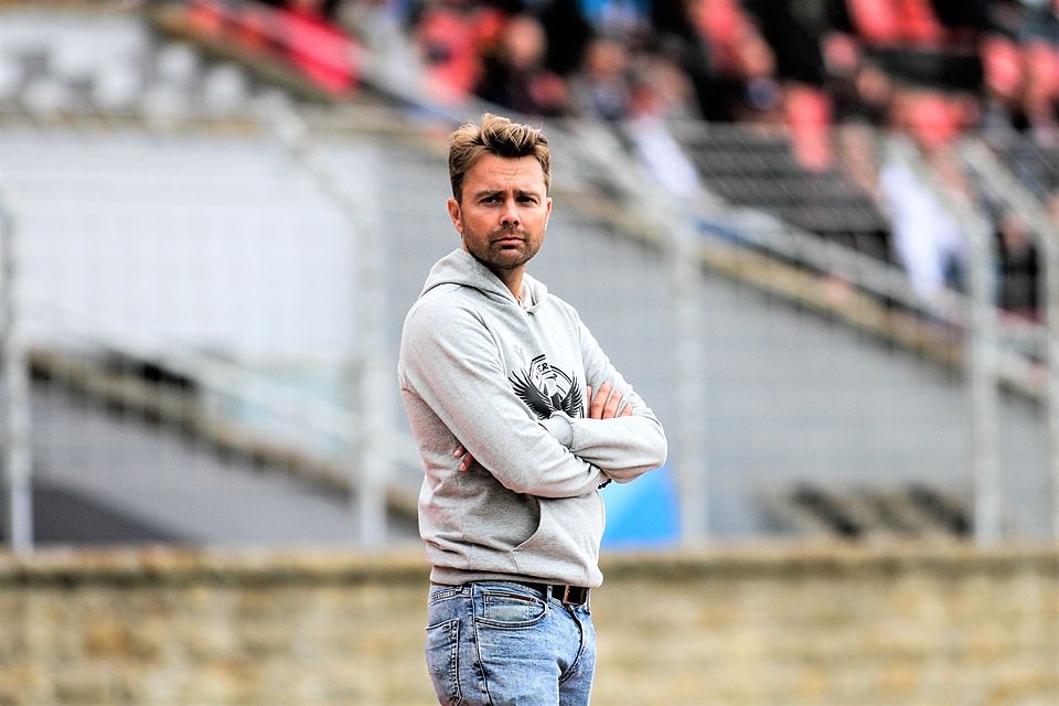 Vor der Tribüne des Ludwig-Jahn-Stadions: Tim Daseking übernimmt in der nächsten Saison beim SC Herford das Traineramt und den Posten des Sportlichen Leiters.