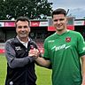Sportlicher Leiter Stefan Pröpster (links) heißt Oskar Preil beim ASV Neumarkt willkommen.