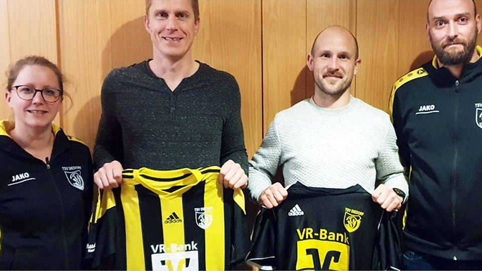 Abteilungsleiterin Brigitte Seiler (links) und sportlicher Leiter Stefan Salz (rechts präsentieren die neuen Trainer beim TSV Diedorf: Andreas Schmidt und Florian Sandner.