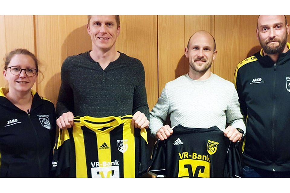 Abteilungsleiterin Brigitte Seiler (links) und sportlicher Leiter Stefan Salz (rechts präsentieren die neuen Trainer beim TSV Diedorf: Andreas Schmidt und Florian Sandner.