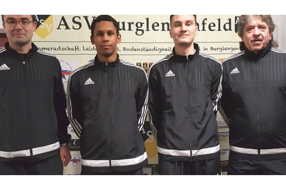 ASV-Coach Matthias Bösl, Benjamin Karg, Fabian Vlad und Robert Rödl, der nun ins Trainerteam der ersten Mannschaft aufgerückt ist. Foto: bsb