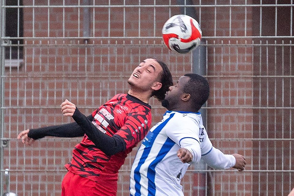 Kopf an Kopf im Kampf um Rang zwei: Der FC Eschweiler (rote Trikots) und Verlautenheide II liegen punktgleich. Spiel SV Eintracht Verlautenheide II (in Blau) gegen FC Eschweiler 2020; 2:1-Endstand; 16. Spieltag der Kreisliga A Aachen 2025/26; Kopf an Kopf im Kampf um Rang zwei: Der FC Eschweiler (rote Trikots) und Verlautenheide II liegen punktgleich. Spiel SV Eintracht Verlautenheide II (in Blau) gegen FC Eschweiler 2020; 2:1-Endstand; 16. Spieltag der Kreisliga A Aachen 2025/26;