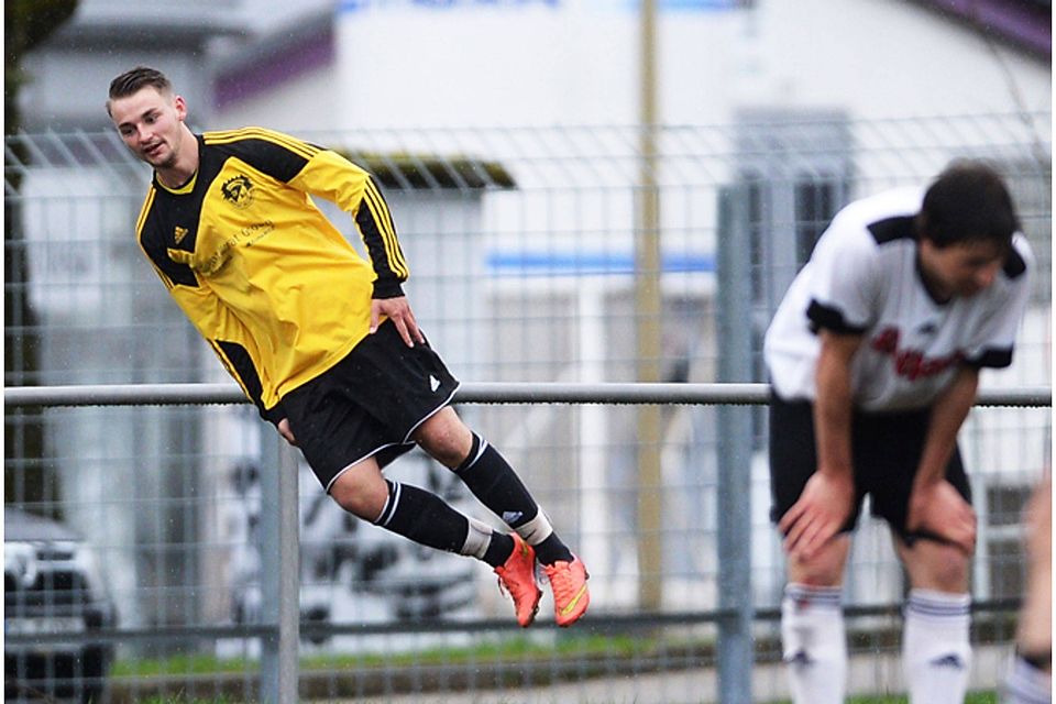 Einfach mal quer fliegen: Henrick Sorgius bejubelt seinen Treffer zum 6:0-Endstand für den SV Hölzlebruck gegen Grafenhausen. | Foto: Patrick Seeger