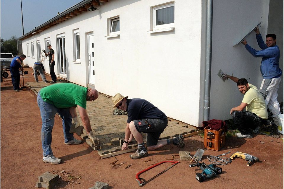 In der Gemeinschaft gehts besser: Fleißige Helfer bei der Fertigstellung des Vereinsheims des FC Zerf.TV-Foto: Edgar Breit