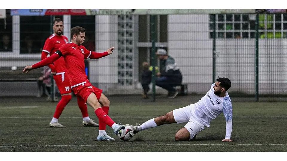 Dennis Brandenburger (l.) und der SSV Sechshelden empfangen am elften Spieltag Spitzenreiter Amedspor Wetzlar. Furkan Yaglu (r.) und der TSV Bicken duellieren sich mit dem RSV Büblingshausen. © Lorenz Pietzsch