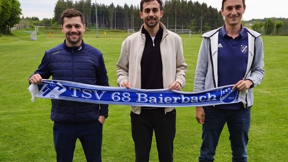Marc Holweck (MItte) ist neuer Trainer des TSV Baierbach