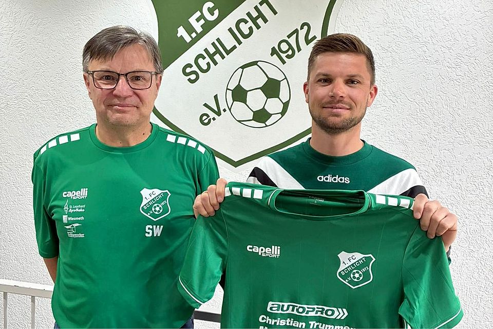 Mit Markus Graf (rechts) konnte der 1. FC Schlicht eine neuen Co-Spielertrainer gewinnen. Über die Zusage freut sich Vorsitzender Stefan Weiß (links). Mit Markus Graf (rechts) konnte der 1. FC Schlicht eine neuen Co-Spielertrainer gewinnen. Über die Zusage freut sich Vorsitzender Stefan Weiß (links).