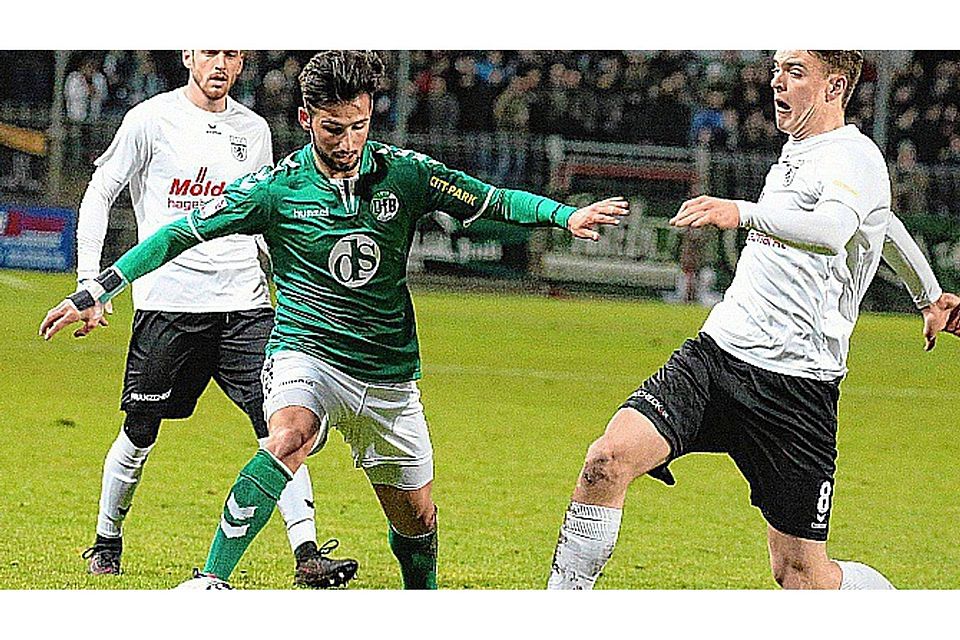 Im Vorwärtsgang: VfB-Torschütze Kubilay Büyükdemir (grünes Trikot) wird vom Ex-Lübecker Tomek Pauer (rechts) angegriffen. Foto: Jürgensen