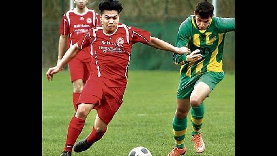 Im Zweikampf: Der VfL Wildeshausen um Brandon-Lee Durano (vorne, im roten Trikot)  verlor das Heimspiel gegen den TSV Abbehausen, Dörte Eilers