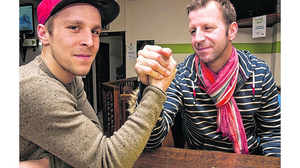 Kumpelgeste und Kräftemessen: In der Vater-Sohn-Beziehung von Dirk (r.) und Dennis Lehmann gehört beides dazu, seit sie für die gleiche Mannschaft spielen sowieso. Foto: Stefan Schaum