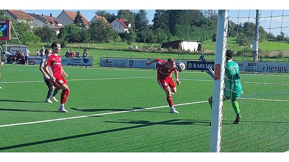 Jannik Bergmann (am Ball) trifft und trifft